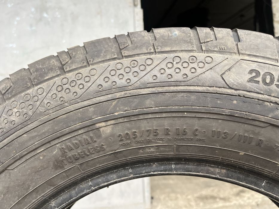 2 бр. гуми за бус 205/75/16C Continental DOT 2120 5 mm