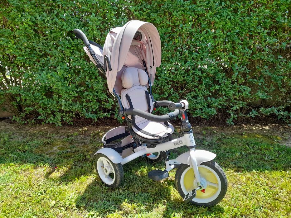 Триколка със сенник и въртяща се седалка има и легнало положение