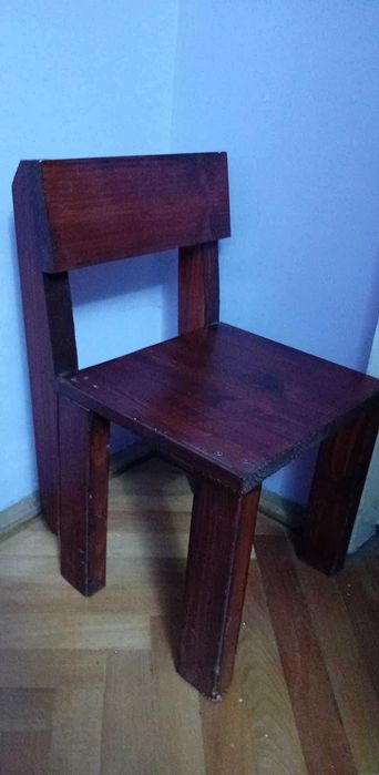 mobilier masuta  din lemn pentru activitati cu 2 scaunele