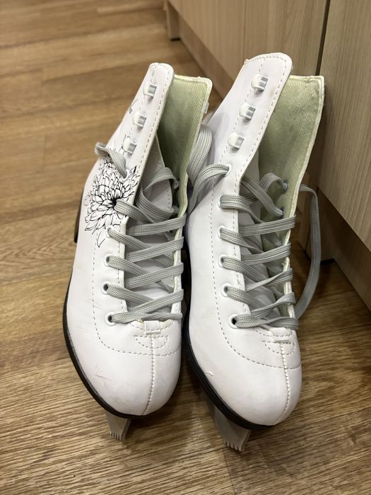 Коньки фигурные. Размер 34