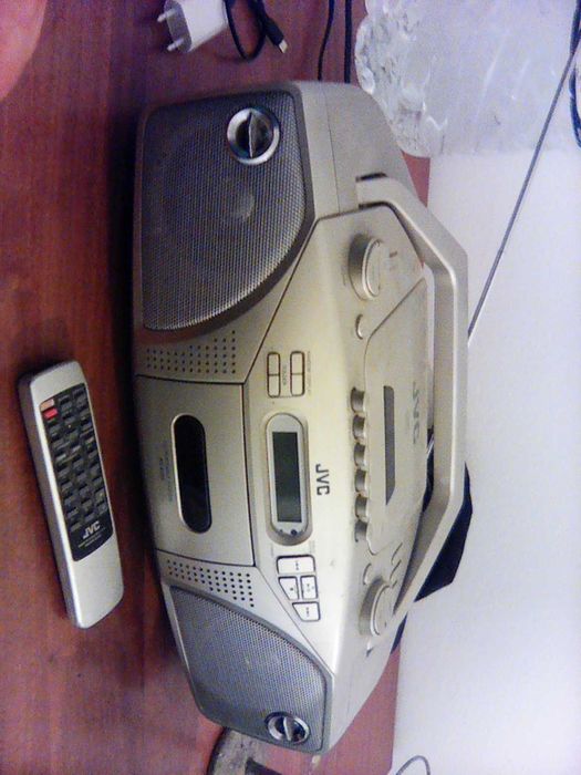 Pадио    касетофон  с  дистанционно /  ЖЕ ВЕ СЕЙ    .