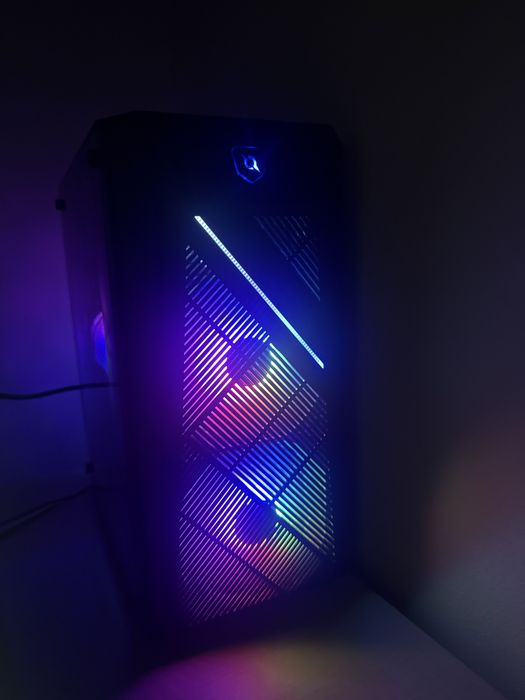 Pc , Vand pc , durata pe care o are este de 6 luni . Intel core i7 4770 . Memorie RAM DDR3 2x8 GB . Radeon RX550X. Il vand pentru că vreau un upgrade