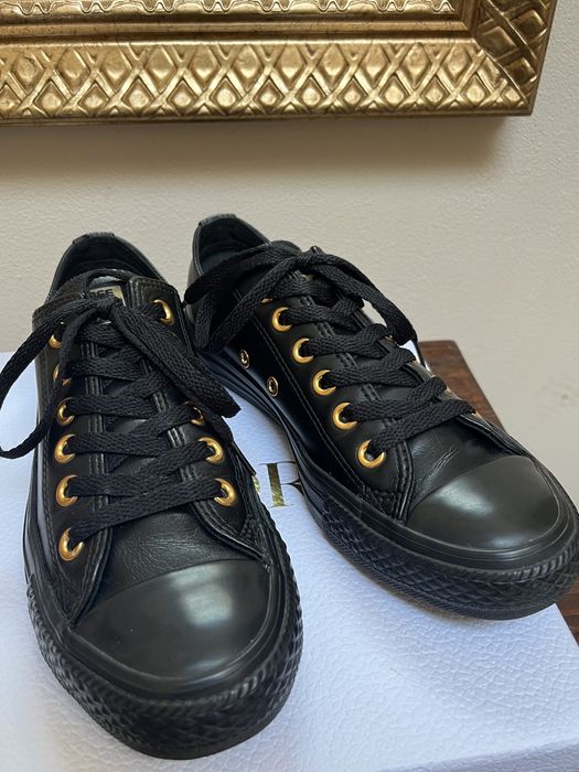 Converse teniși 'low', negri din piele vegană, accente aurii