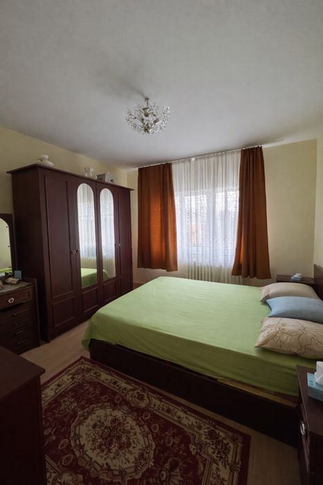 Proprietar – 2 camere decomandat, centrală proprie, balcon, zona Sens – 1100 lei