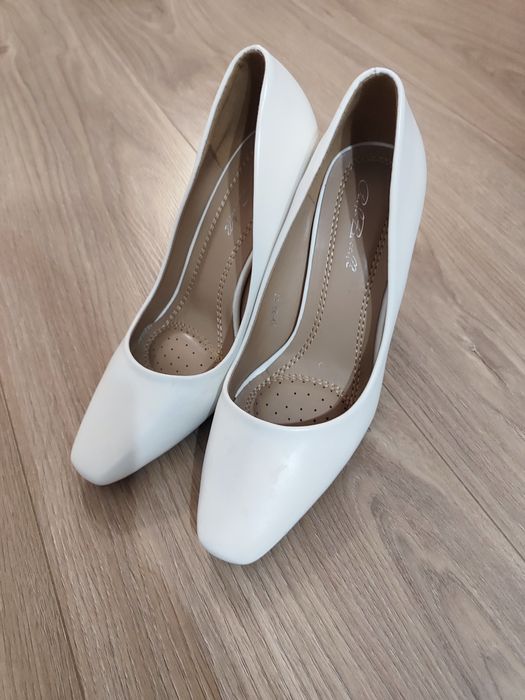 Бели обувки на ток