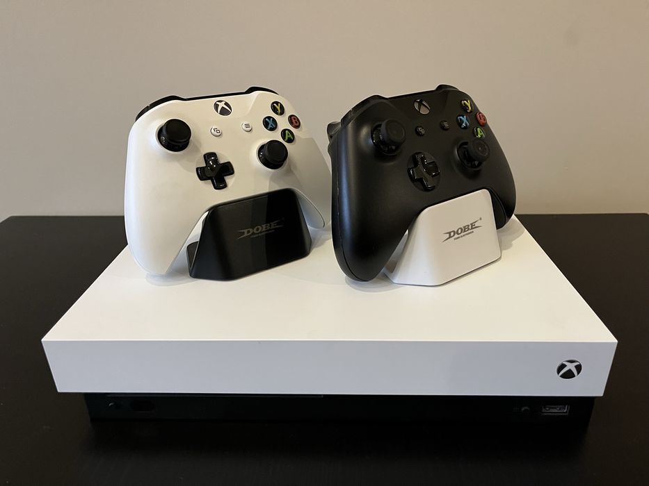Xbox One X 1TB с 2 джойстика и 8 игри