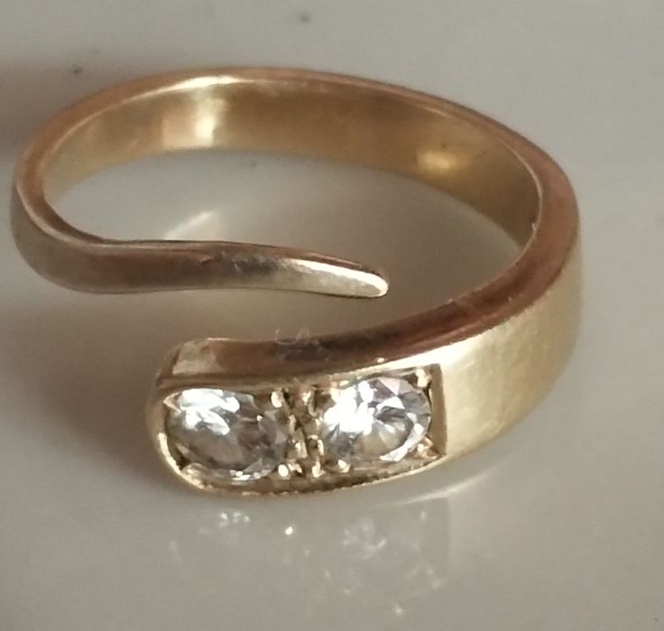 Vând inel din aur galben,18kcu două diamante naturale.Cerrificat gemolic.Pret 1600euro.