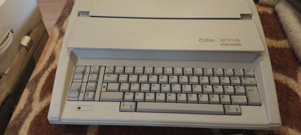 Пишеща машина почти нова . Много запазена.