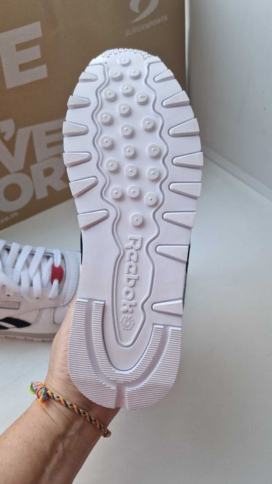 Продам новые фирменные кроссовки Reebok