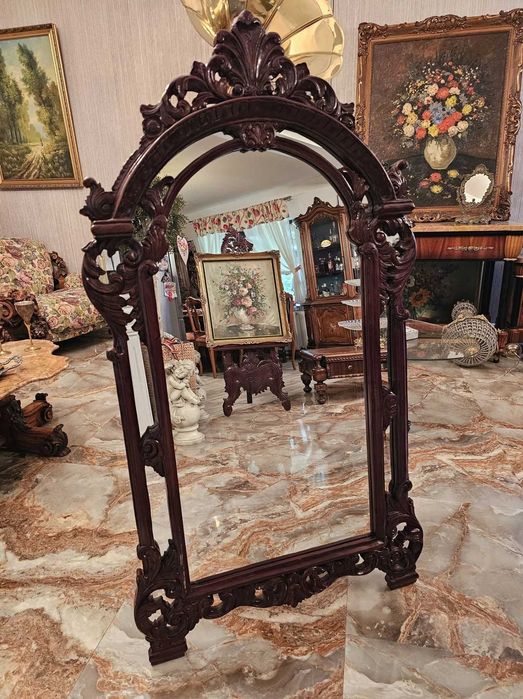 Oglinda cu rama din lemn de mahon.