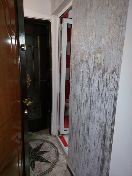 Vând garsonieră confort 1, 28 mp, etaj 4, situată pe Str. Lotrului, Târgu Jiu — fotografia 1