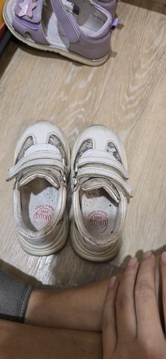 Кожаные кроссовки и сандалии для девочки 25 размер