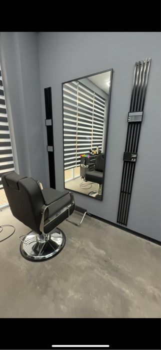 Închiriez post de lucru în salon (coafor-frizerie )