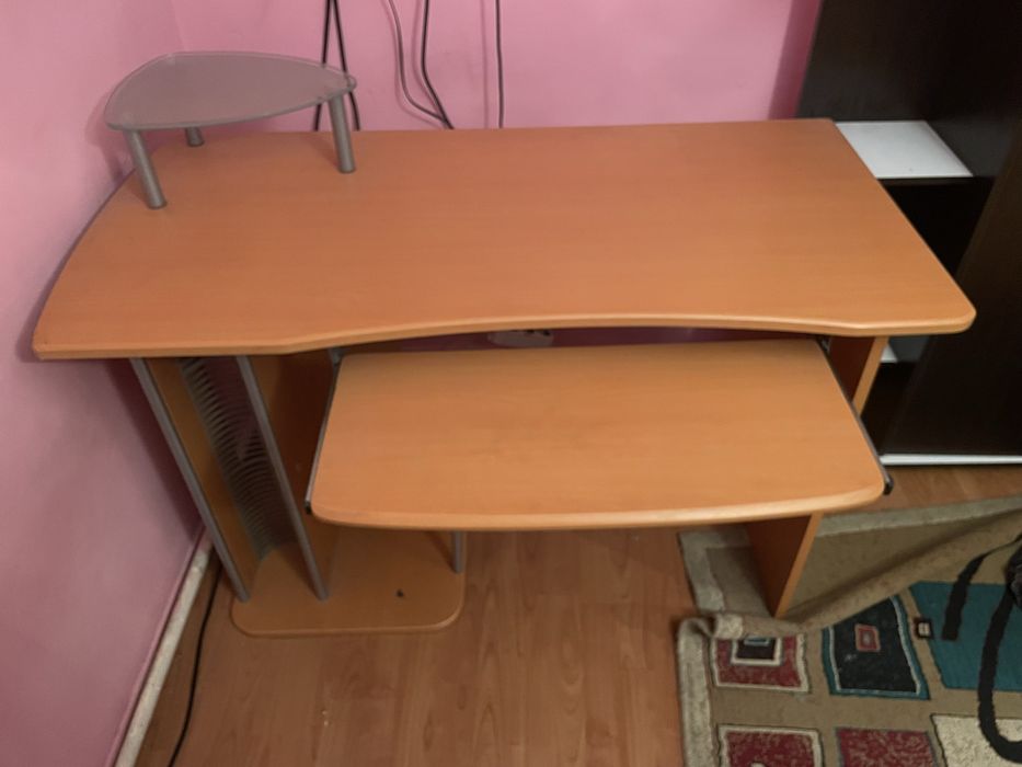 Продавам запазено бюро