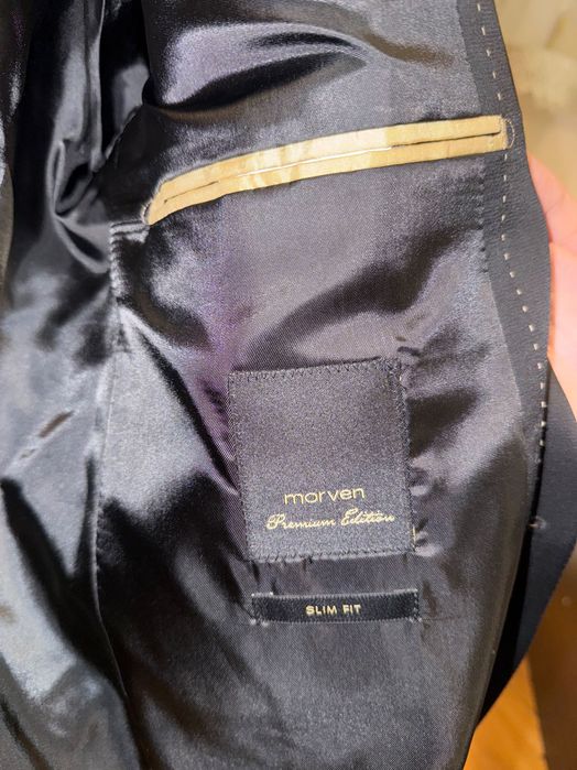 Мъжки черен костюм с риза