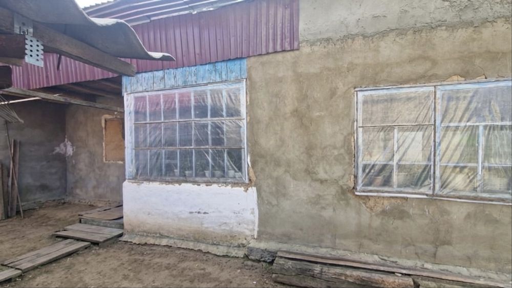 Таудың таза ауасы мен тау көрінісі бар 3 бөлмелі үй сатылады.