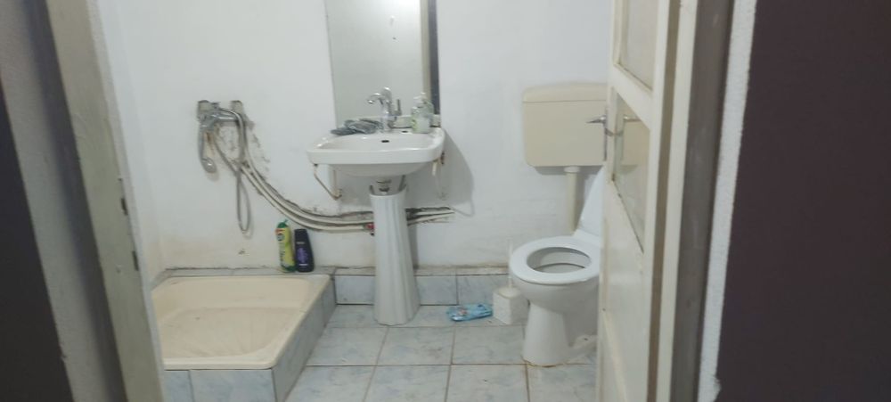 Casă 3 camere – 80 mp cu curte și acces auto – Dristor, București