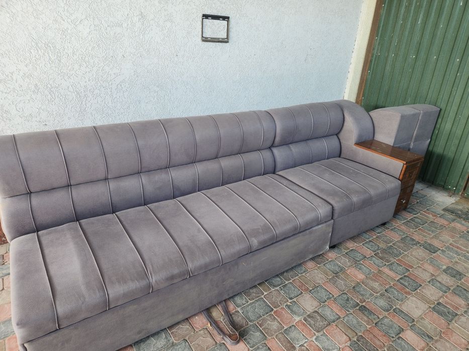 Диван, 4 м, требует небольшого ремонта