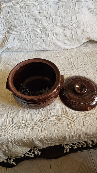 Керамичен сервиз, свещници ковано желязо и два гювеча