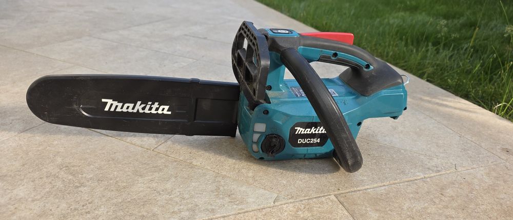 Drujba electrica / Fierastrau electric cu lant Makita DUC254Z, fara cablu, 18 V, lungime sina 25 cm. 3.3 kg