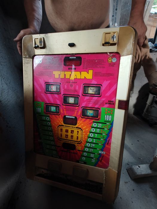 Machina de joc tip slot  Titan