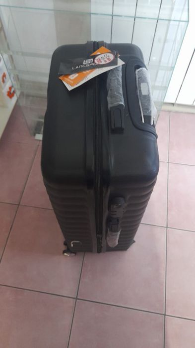 Чемодан черного цвета из пластика