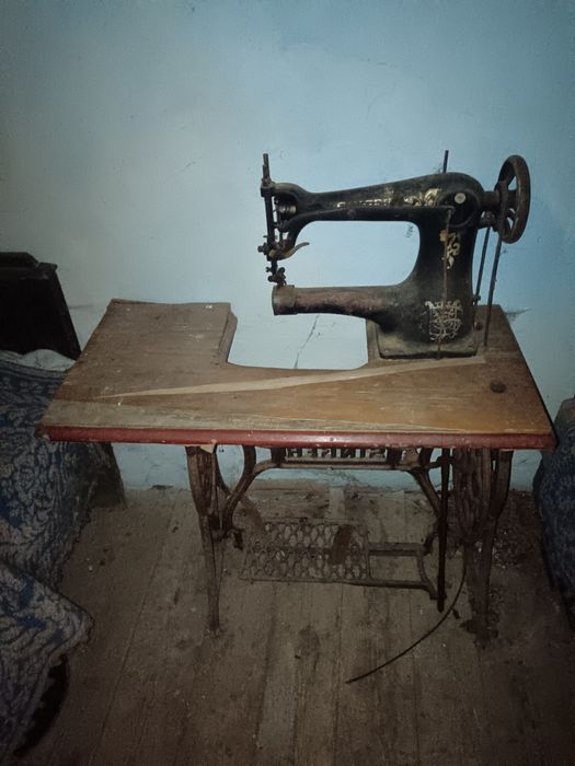 Vând mașina de cusut zinger