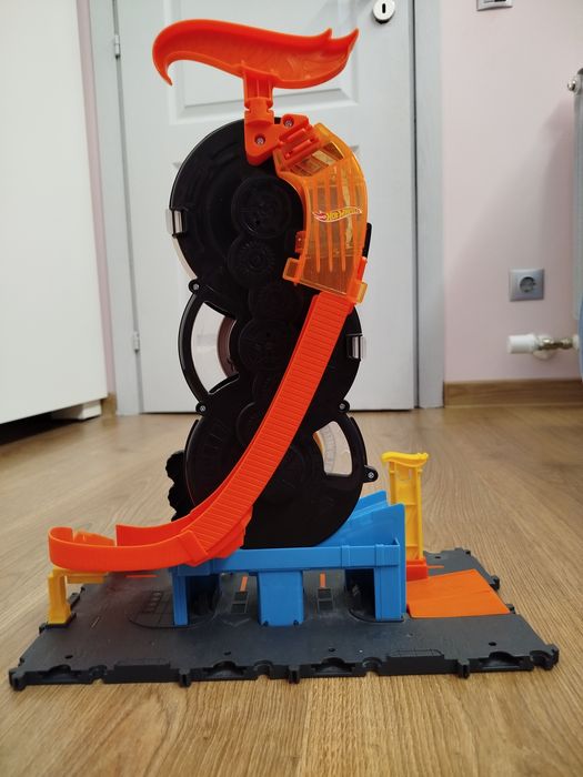 Детска писта Hot Wheels City център за гуми