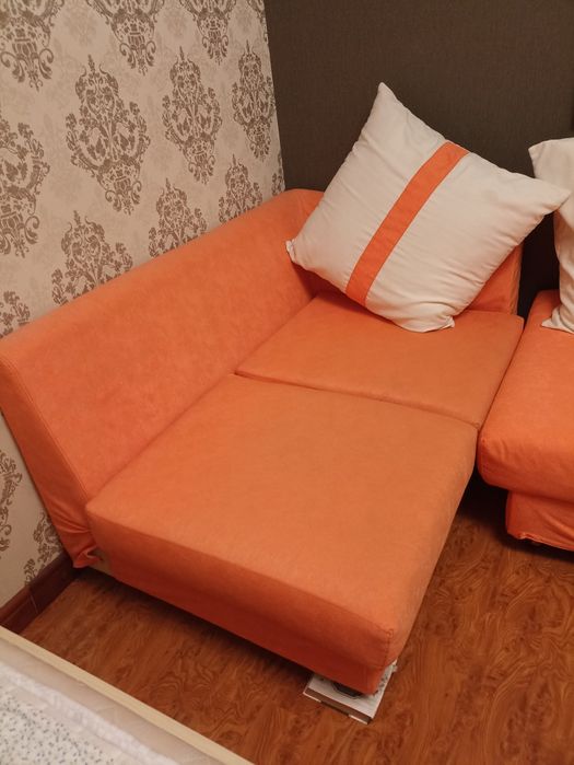 Целый диван для детской или гостиной переезжаю, он остаётся