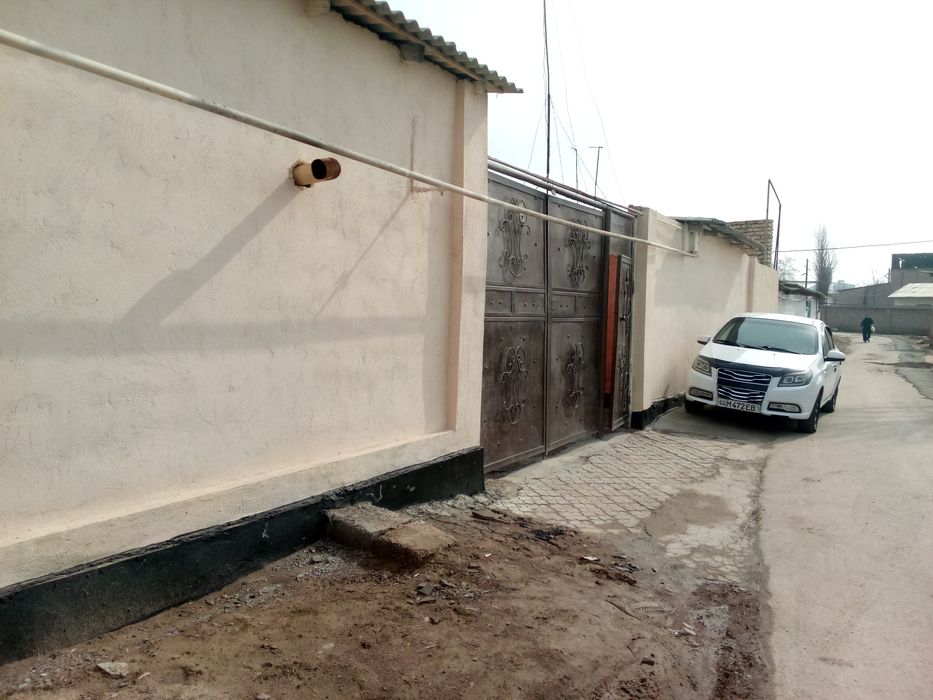 Uy sotiladi 7 ta xona 2 ta xommom 2 ta xojat xona oshxona