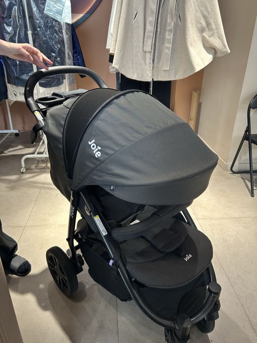 Срочно продаю коляску Joie