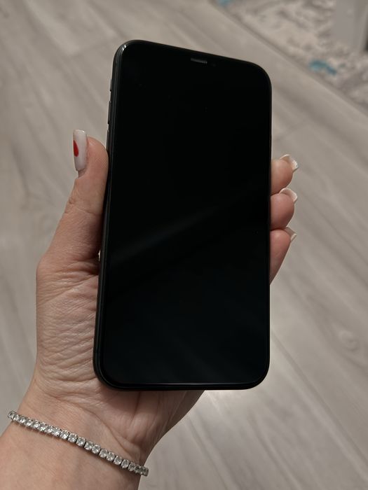 Iphone 11 . culoare negru . Arata impecabil .