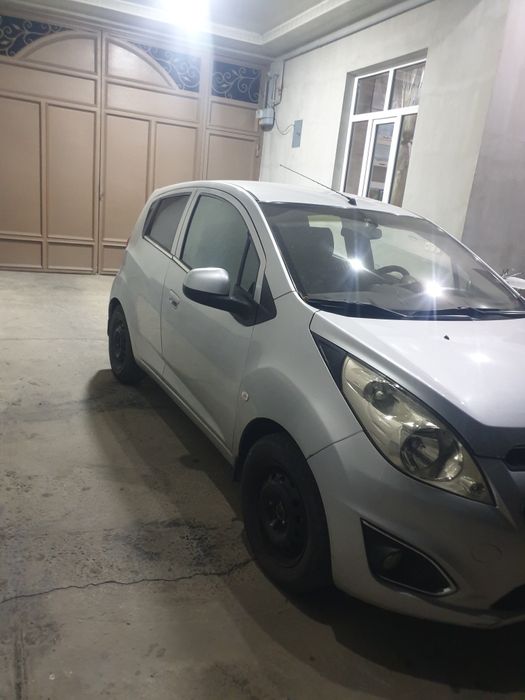 Yaxwi nyata olingan spark yaxwi nyata sotlmoxci