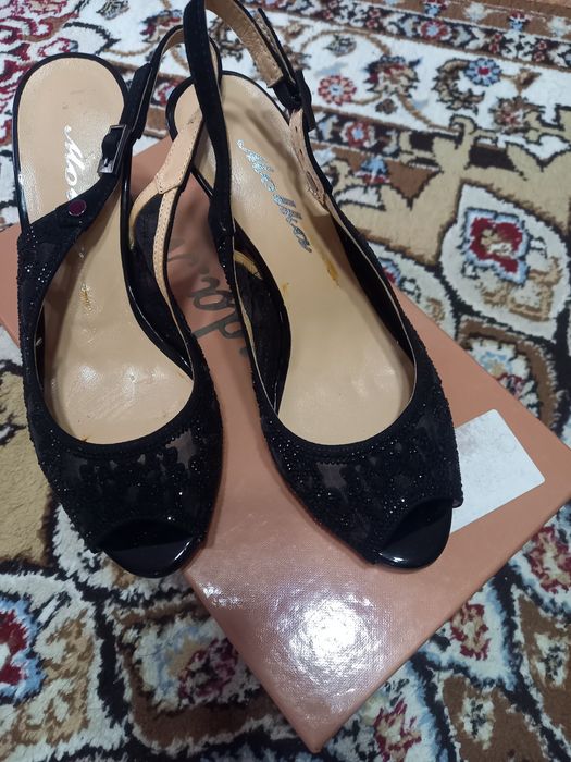 Нарядные туфли со стразами