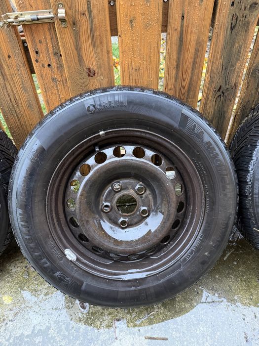 Jante de tabla 5x112 pe 15” cu anvelope de iarna + capace originale VW