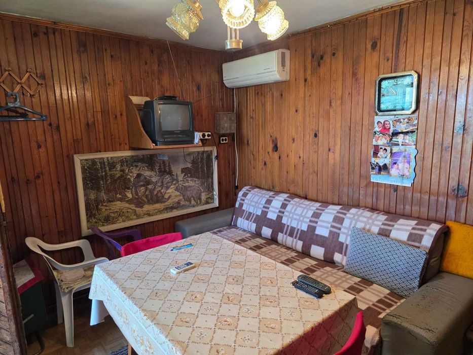 Продава се вила край Червен бряг - 90 кв.м + 1000 кв.м двор