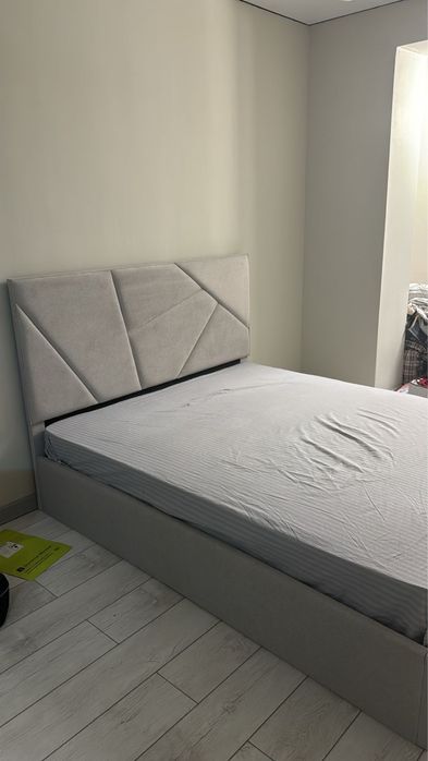 Кровать с матрасом