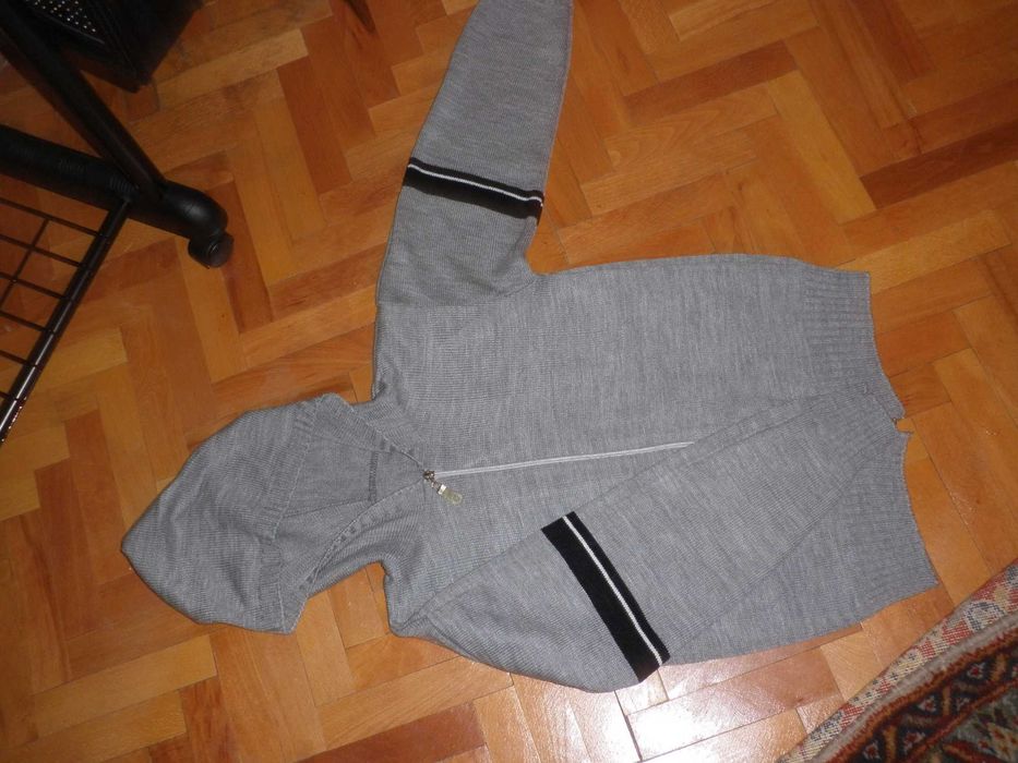 Вълнена жилетка с цип и качулка