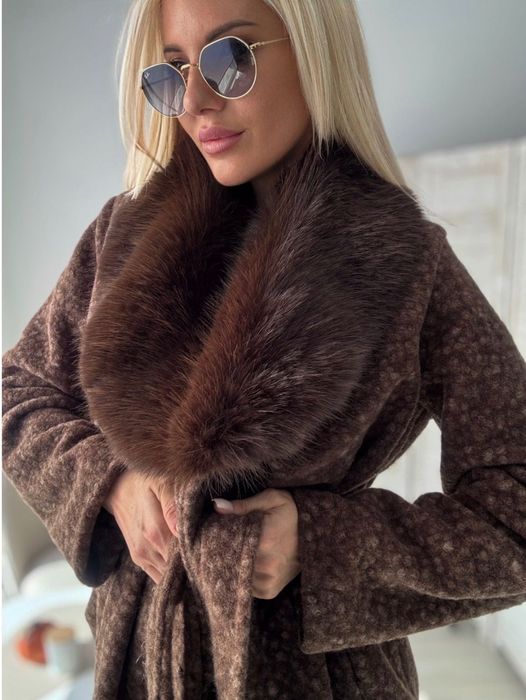 Дълго тъмно кафяво палто