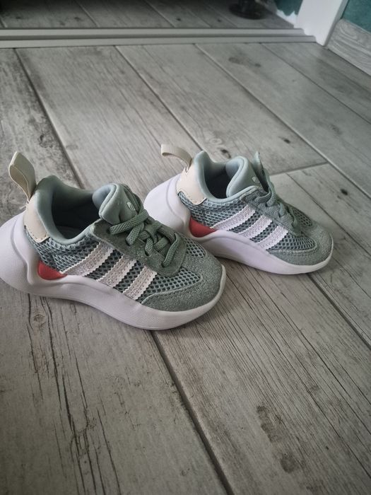 Vând adidași unisex