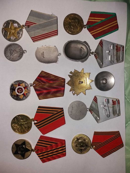 Значки продам  много