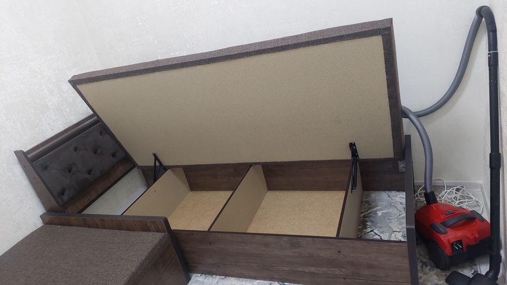 Krovat sotiladi. Yangi. Ishlatilmagan. Xonaga sig'madi, torlik qildi.