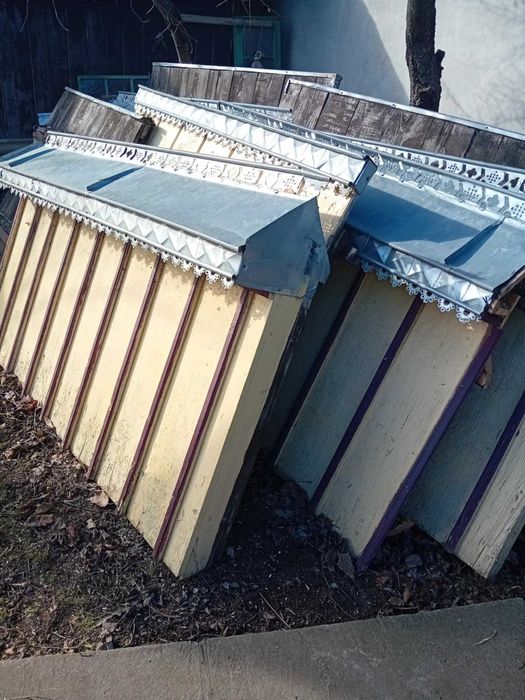 Vand gard din scandura,banci si stalpi de fier.