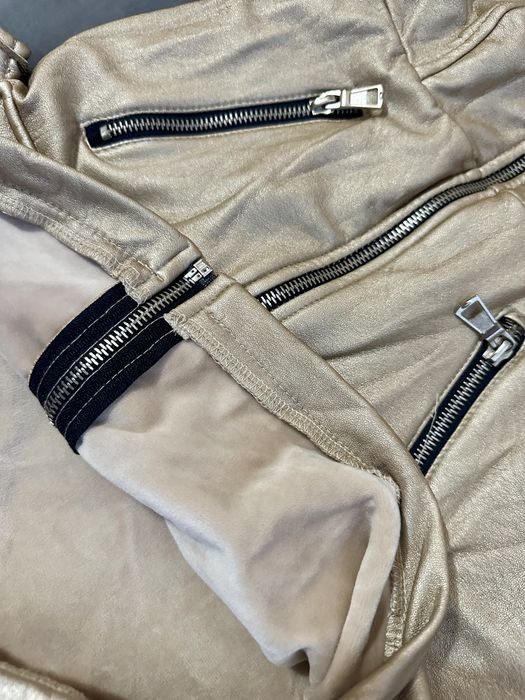 Бежова рокля с ципове и колани