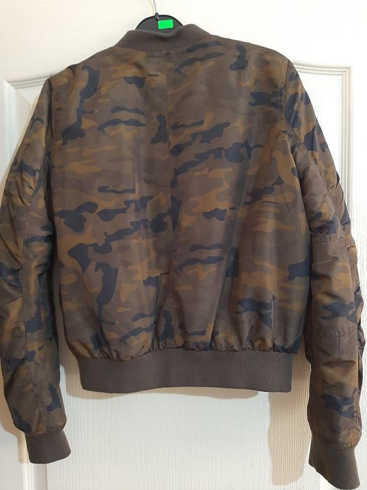 Дамско яко, тип бомбър