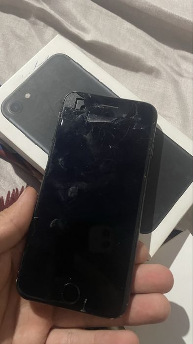 Айфон7 хорошо состояниа нормально работает .