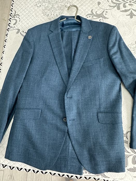 Продам мужские костюмы тройки