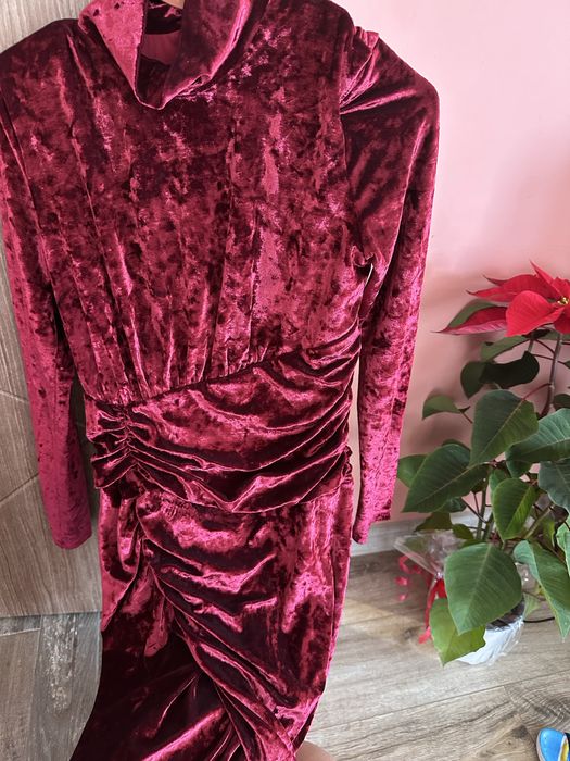 Уникална стилна рокля в актуален цвят бордо от мека плюшена материя