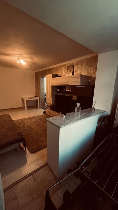 Apartament 3 camere, etaj 3, situat intre generala 6 si stomatologie, se vinde mobilat si utilat asa cum se vede in poze