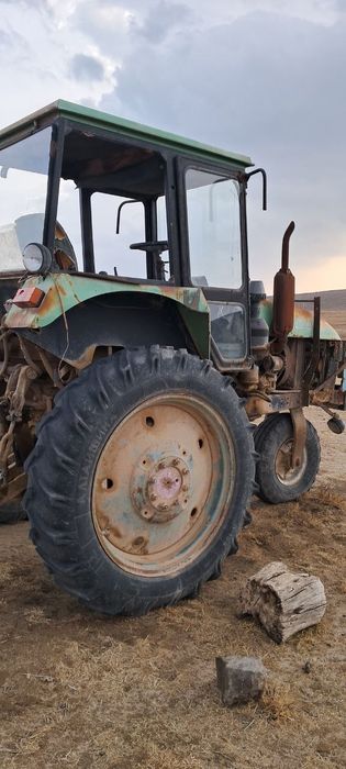 Uch oyoq traktor